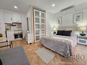 1 bedroom, iron/ironing board, travel crib, free WiFi - Bright studio apartment with elevator near Sol (Madrid)