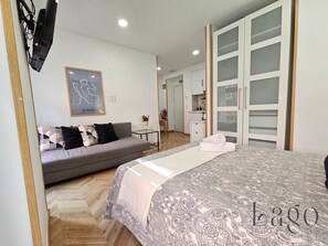 1 bedroom, iron/ironing board, travel crib, free WiFi - Bright studio apartment with elevator near Sol (Madrid)