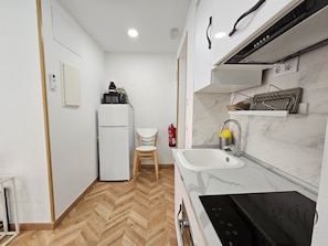 Frigorífico, microondas, horno y placa de cocina