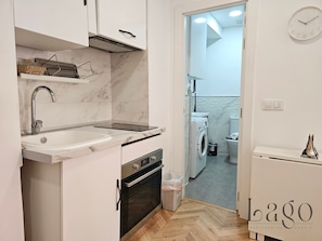 Frigorífico, microondas, horno y placa de cocina