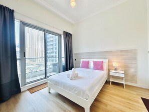Free WiFi - Venduras Bright 1BR in Heart of Marina (Dubai)