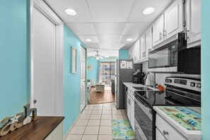 Fridge, microwave, oven, stovetop - Decatur House 402 (Ocean City)