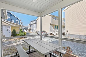 Outdoor dining - Parrot Bay 25 | Pet Friendly (Ocean City)