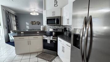 Micro-ondes, four, plaque de cuisson, lave-vaisselle