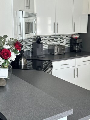 Micro-ondes, four, plaque de cuisson, lave-vaisselle