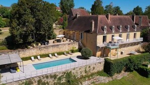 A large house with a swimming pool, outdoor seating, and a well-maintained garden. - LE MANOIR DES HAUTS DE PIERREVAL: an exceptional stay in the heart of Périgord Noir (Coux et Bigaroque-Mouzens)