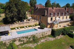 Exterior - LE MANOIR DES HAUTS DE PIERREVAL: an exceptional stay in the heart of Périgord Noir (Coux et Bigaroque-Mouzens)