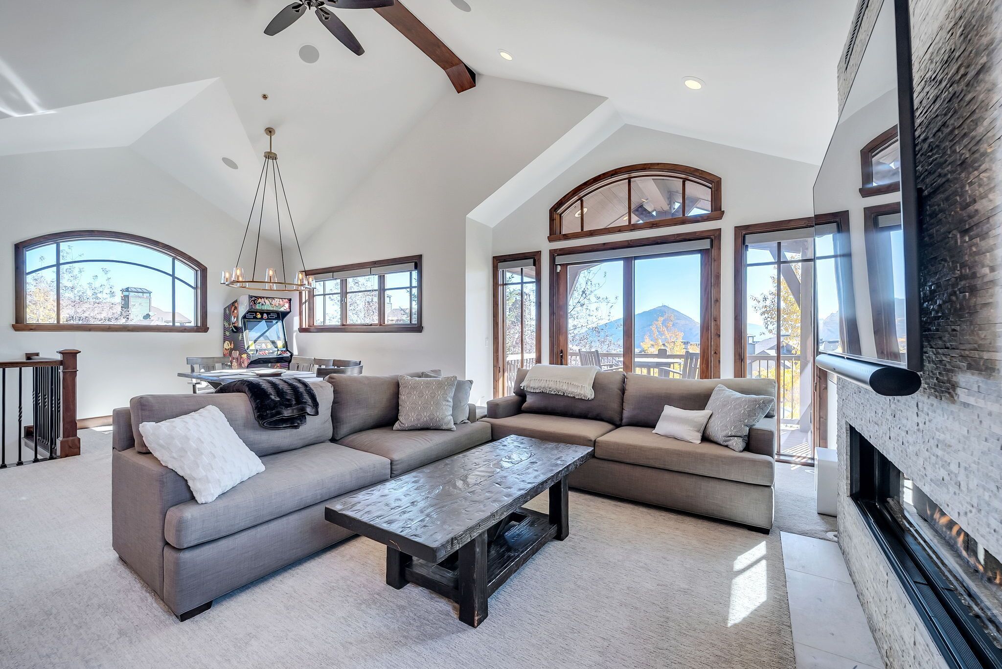 Téléviseur connecté, foyer, jeux vidéo, écran d’ordinateur