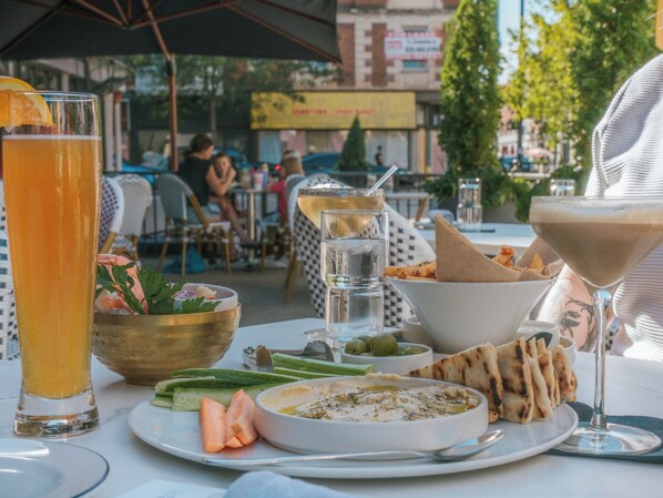 Outdoor dining - NEW Studio - Steps from Dining, Coffee & City Life (Cincinnati)