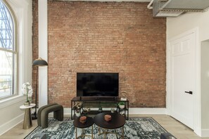Smart TV - NEW Studio - Steps from Dining, Coffee & City Life (Cincinnati)