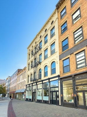 Exterior - NEW Studio - Steps from Dining, Coffee & City Life (Cincinnati)