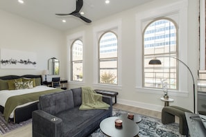 Desk, free WiFi, bed sheets - NEW Studio - Steps from Dining, Coffee & City Life (Cincinnati)
