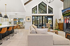 TV connectée, cheminée, table de tennis de table, livres