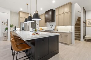 Frigorifero, microonde, forno, piano cottura