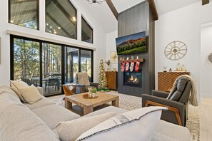 Smart TV, chimenea, tenis de mesa y libros 