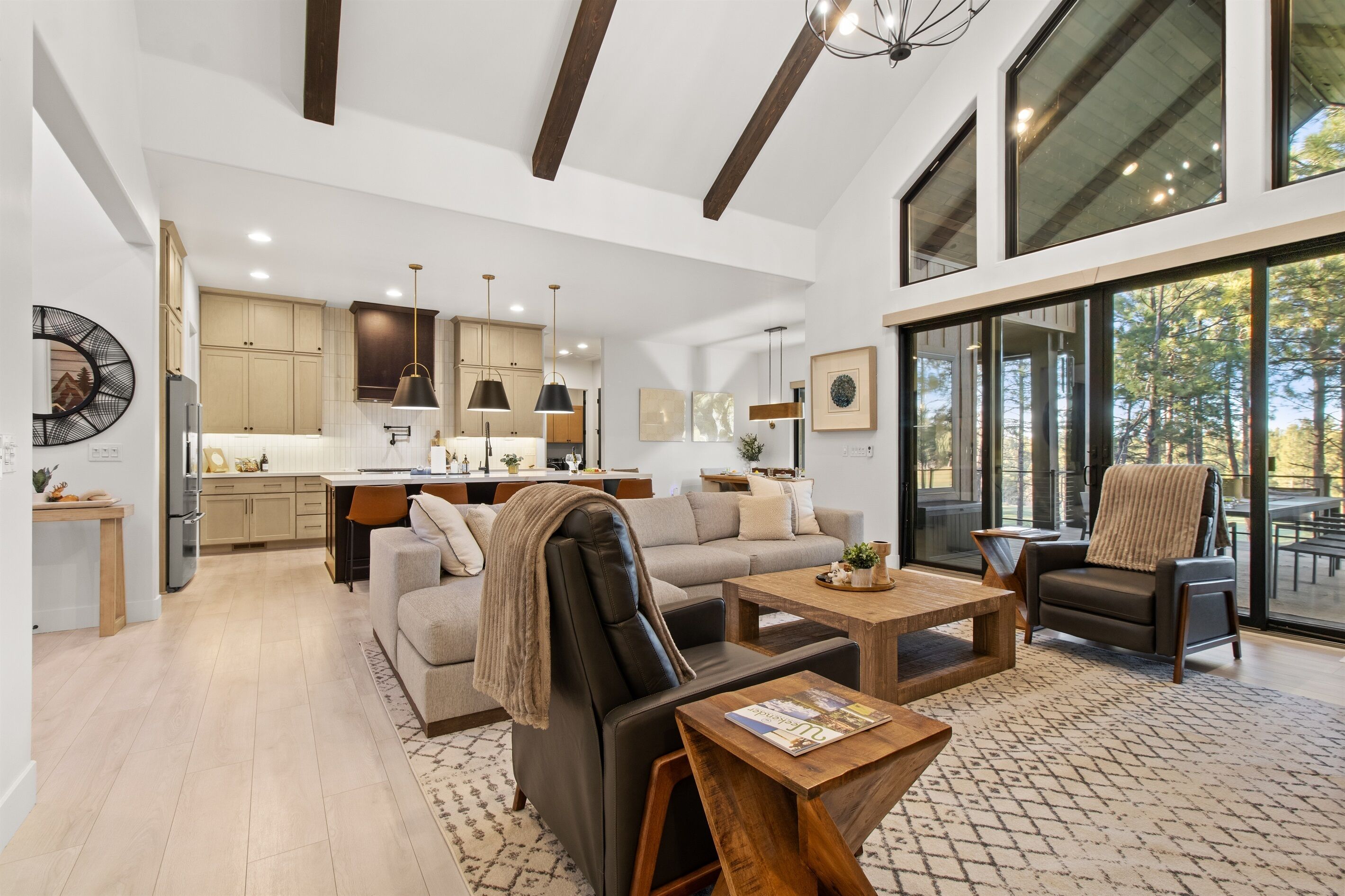 Smart TV, caminetto, tavolo da ping pong, libri