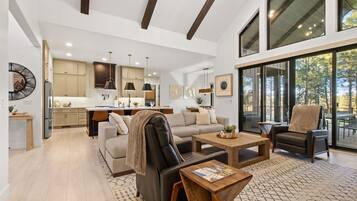 Smart TV, caminetto, tavolo da ping pong, libri