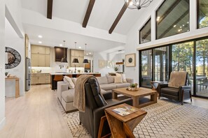 Smart TV, caminetto, tavolo da ping pong, libri