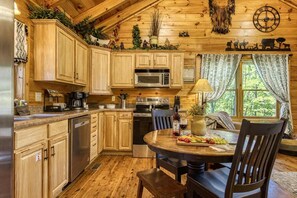 Coffee/tea maker, fridge, microwave, oven - Quilted Pines – Pool, Fire Pit & Dog Friendly! (Sevierville)