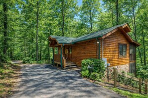 Exterior - Quilted Pines – Hot Tub, Pool & Dog Friendly! (Sevierville)