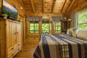 2 bedrooms, iron/ironing board, travel cot, WiFi - Quilted Pines – Hot Tub, Pool & Dog Friendly! (Sevierville)