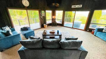 Smart TV, fireplace, books, stereo