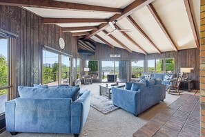 Smart TV, fireplace, books, stereo - Hiwassee Lake Lodge - Private Mtn-Top Retreat - Lake Views - Sleeps 13 (Murphy)