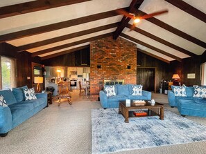 تلفزيون ذكي، مدفأة، كُتُب، ستيريو