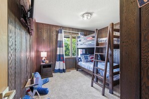 3 bedrooms, desk, iron/ironing board, travel crib - Hiwassee Lake Lodge - Private Mtn-Top Retreat - Lake Views - Sleeps 13 (Murphy)