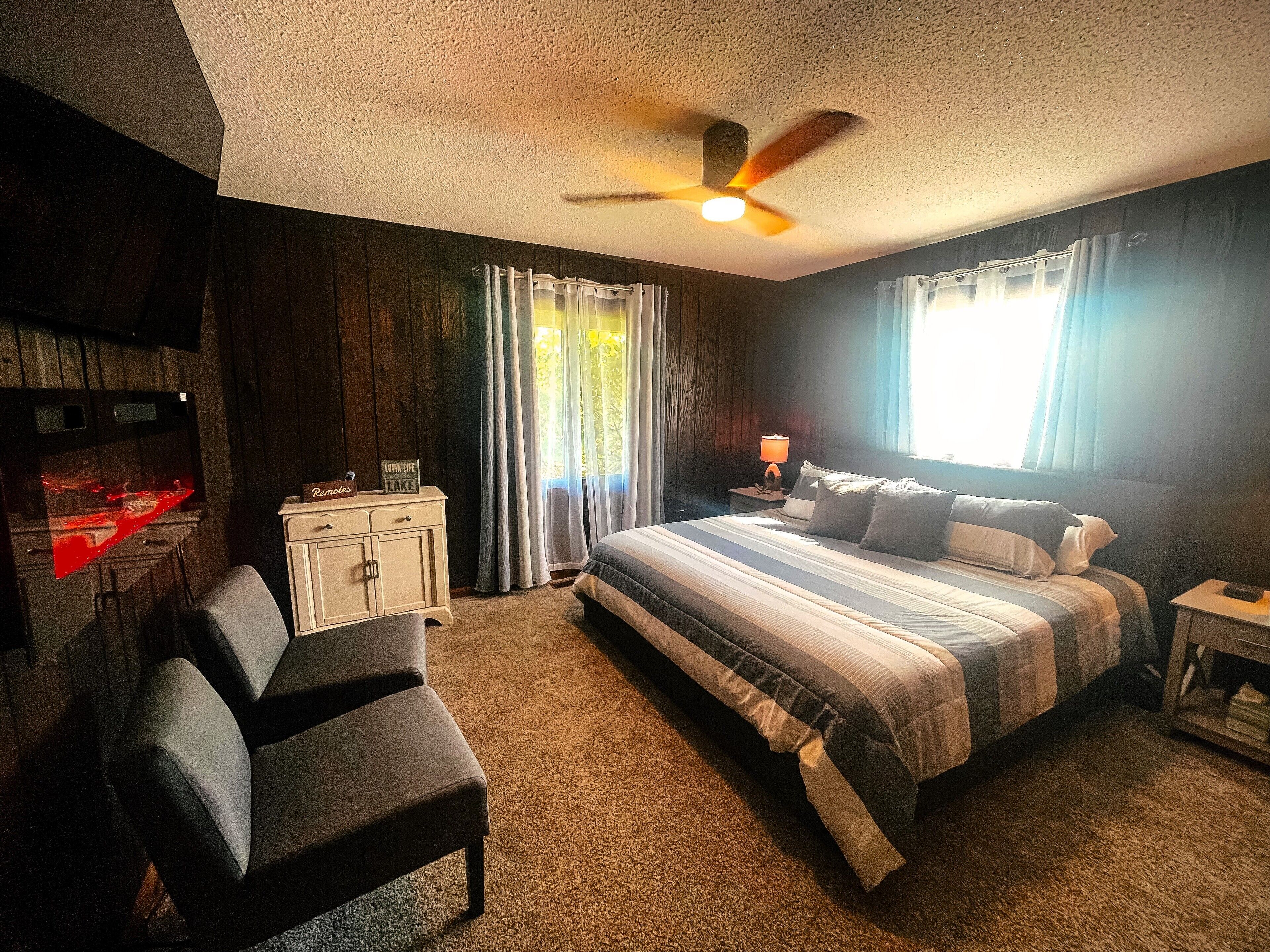 3 chambres, bureau, fer et planche à repasser, lit parapluie