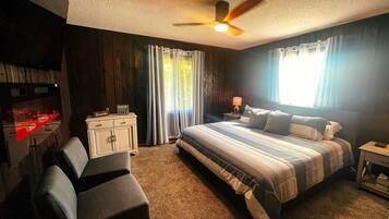 3 bedrooms, desk, iron/ironing board, travel cot