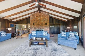 Smart TV, fireplace, books, stereo - Hiwassee Lake Lodge - Private Mtn-Top Retreat - Lake Views - Sleeps 13 (Murphy)
