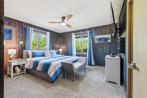 3 chambres, bureau, fer et planche à repasser, lit de bébé portatif