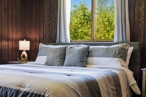3 bedrooms, desk, iron/ironing board, travel crib - Hiwassee Lake Lodge - Private Mtn-Top Retreat - Lake Views - Sleeps 13 (Murphy)