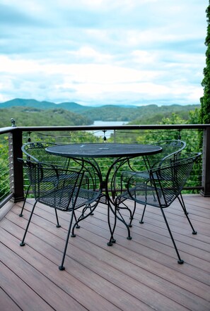 Outdoor dining - Hiwassee Lake Lodge - Private Mtn-Top Retreat - Lake Views - Sleeps 13 (Murphy)