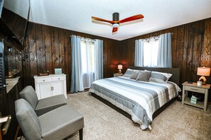 3 bedrooms, desk, iron/ironing board, travel cot - Hiwassee Lake Lodge, LLC. - "Find Your Escape Above Hiwassee Lake" (Murphy)