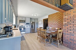 Fridge, microwave, oven, stovetop - Hiwassee Lake Lodge - Private Mtn-Top Retreat - Lake Views - Sleeps 13 (Murphy)