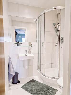 Hair dryer, towels, soap, shampoo - Stylish Kensington Studio by Olympia + Fast Free Wi-Fi (London)