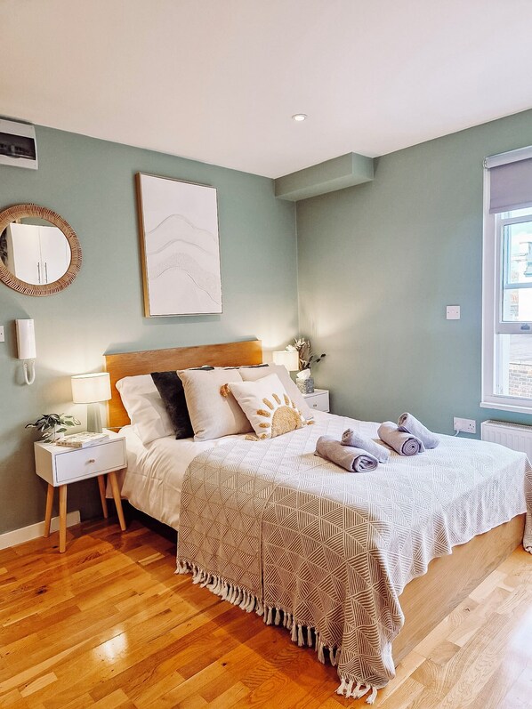 1 bedroom, iron/ironing board, free WiFi, bed sheets - Stylish Kensington Studio by Olympia + Fast Free Wi-Fi (London)