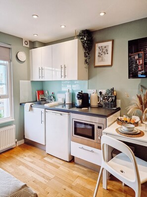 Fridge, microwave, stovetop, coffee/tea maker - Stylish Kensington Studio by Olympia + Fast Free Wi-Fi (London)