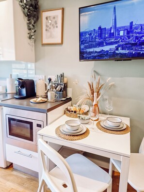 Fridge, microwave, stovetop, coffee/tea maker - Stylish Kensington Studio by Olympia + Fast Free Wi-Fi (London)