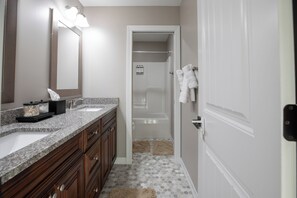 Een douche, een haardroger, handdoeken, zeep