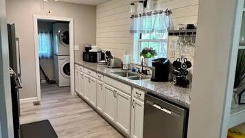 Refrigerador, microondas, horno y lavavajillas