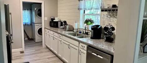 Geladeira, micro-ondas, fogão, lava-louças