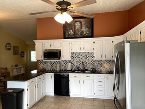 ثلاجة، ميكروويف، فرن، موقد طهي مسطح