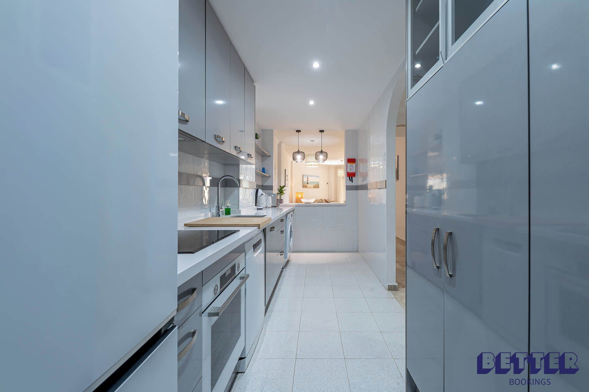 Kylskåp, mikrovågsugn, ugn och spishäll