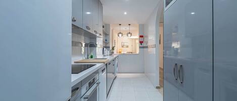 冷蔵庫、電子レンジ、オーブン、コンロ