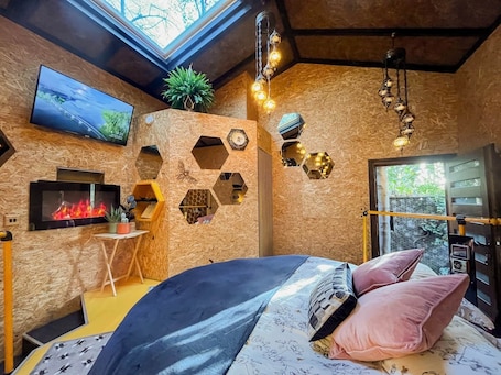 WiFi, bed sheets. Bee Hive - Log Fired Hot Tub