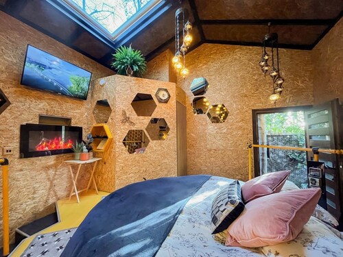 Bee Hive - Log Fired Hot Tub