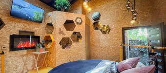 Bee Hive - Log Fired Hot Tub